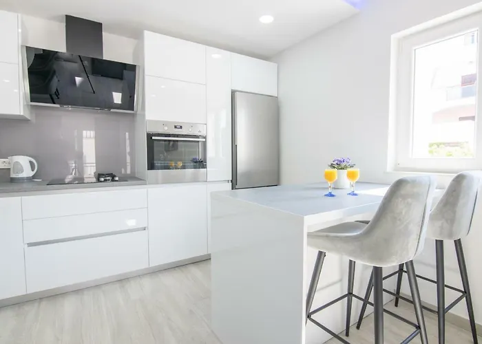 Zora * מאקרסקה